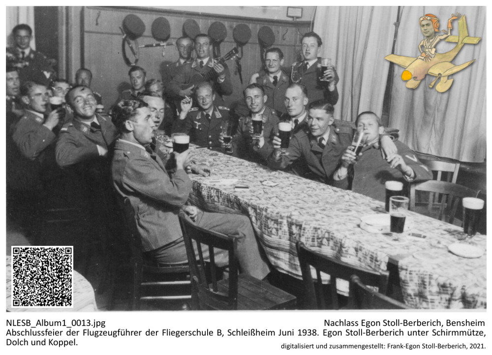 Abschlussfeier der Flugzeugführer der Fliegerschule B, Schleißheim Juni 1938. Egon Stoll-Berberich unter Schirmmütze, Dolch und Koppel.